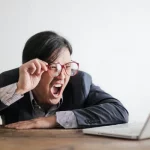 homem laptop autocad travando